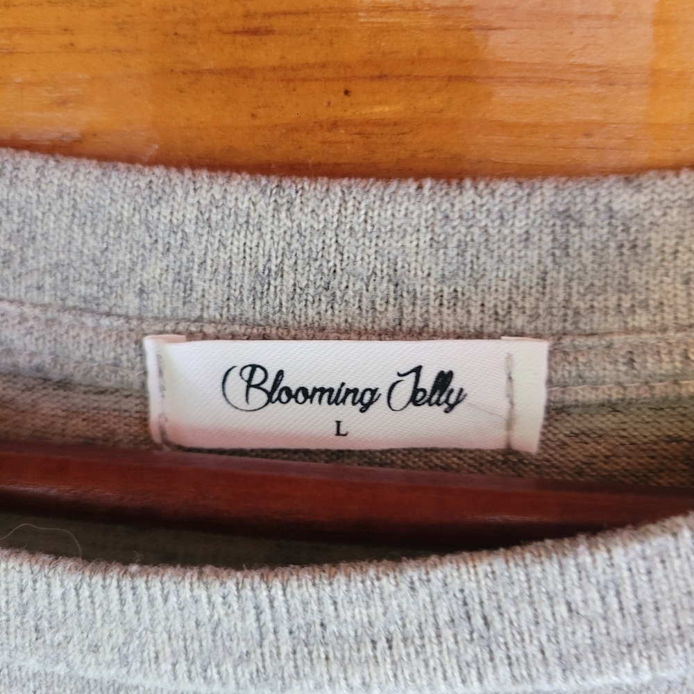 Blooming Jelly Light Gray Sweater